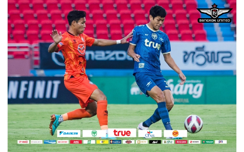 “แข้งเทพ” รัวครึ่งหลัง บุกถล่ม “สวาทแคท” 4-0